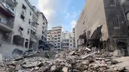 Kementerian Kesehatan Lebanon menyampaikan serangan udara Israel menghantam pusat Kota Beirut pada hari Kamis (10/10/2024) yang menyebabkan dua lingkungan, yakni Ras al-Nabaa dan daerah Burj Abi Haidar terbakar. (AP Photo/Hussein Malla)
