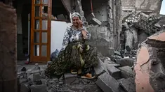 Seorang, yang selamat dari gempa mematikan berkekuatan 6,8 skala Richter pada 8 September, menangis saat dia duduk di reruntuhan rumahnya yang rusak, di desa pegunungan Moulay Brahim di provinsi al-Haouz di Maroko tengah pada 10 September 2023. (Photo by Philippe LOPEZ / AFP)