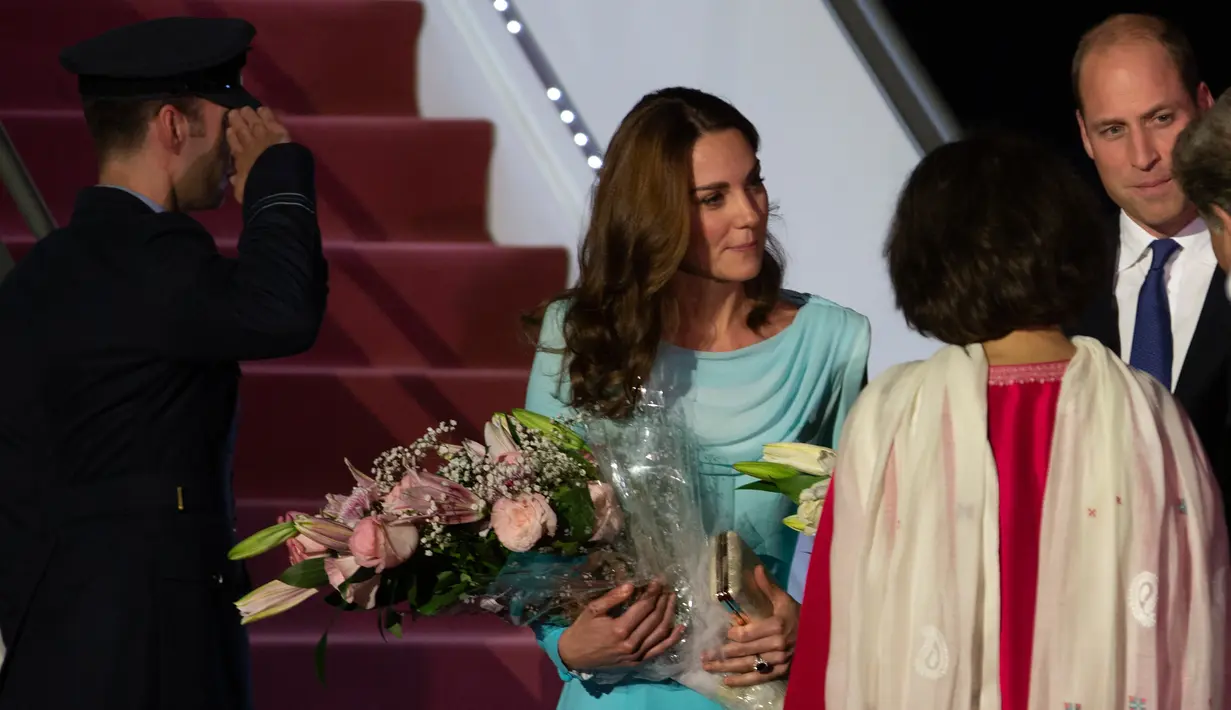 Pangeran William dan Kate Middleton tiba di Pangkalan Udara Nur Khan, Islamabad, Senin (14/10/2019). Pasangan bergelar Duke dan Duchess of Cambridge itu disambut dengan karpet merah ketika mereka mendarat di ibu kota Islamabad di bawah keamanan khusus. (AP Photo/B.K. Bangash)