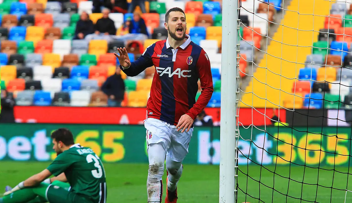 Pemain Bologna, Mattia Destro merayakan golnya ke gawang Udinese pada lanjutan Liga Italia Serie A pekan ke-25 di  Stadion Friuli di Udine. (EPA/Lancia)