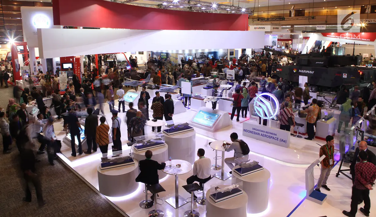 Suasana pameran Indo Defence 2018 Expo & Forum" di JIExpo Kemayoran, Jakarta, Rabu (7/11). Pameran ini diikuti lebih dari 867 peserta dari 59 negara termasuk Indonesia. (Merdeka.com/Imam Buhori)