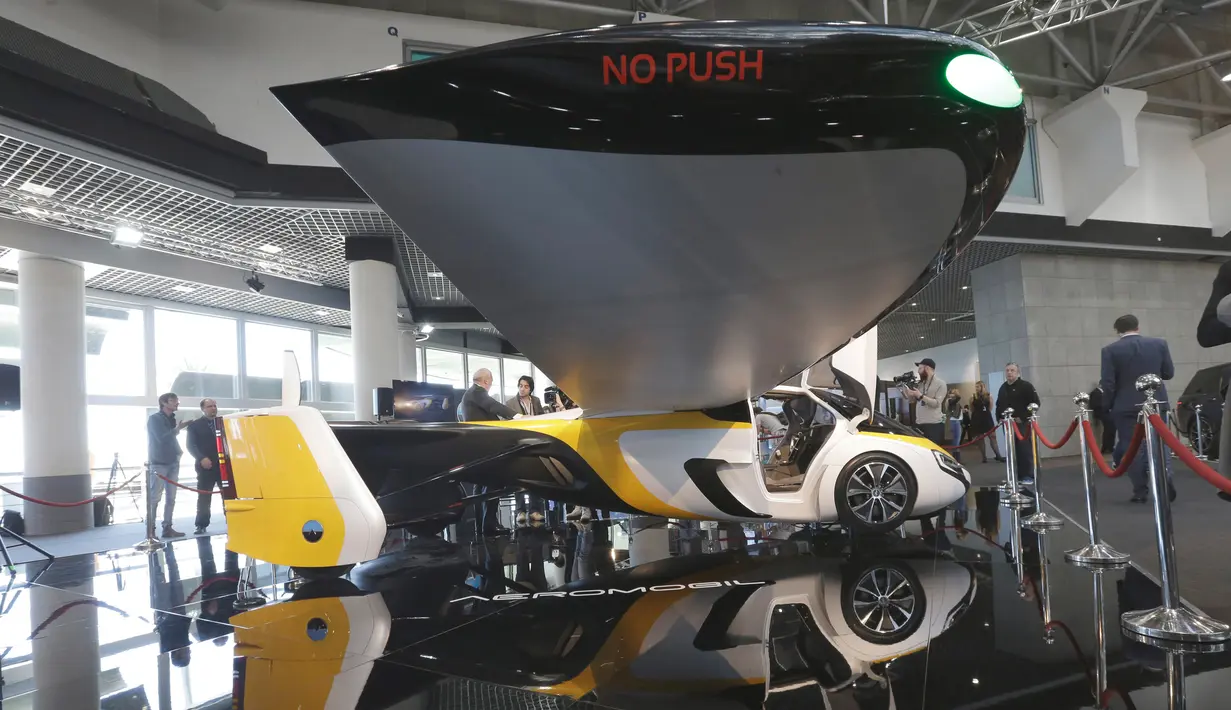 Bagian samping mobil terbang AeroMobil saat dipamerkan di Monaco, Kamis (20/4). Saat melaju di darat, sayap-sayap AeroMobil akan terlipat sehingga bentuknya tak jauh beda dengan mobil pada umumnya. (AP Photo / Claude Paris)