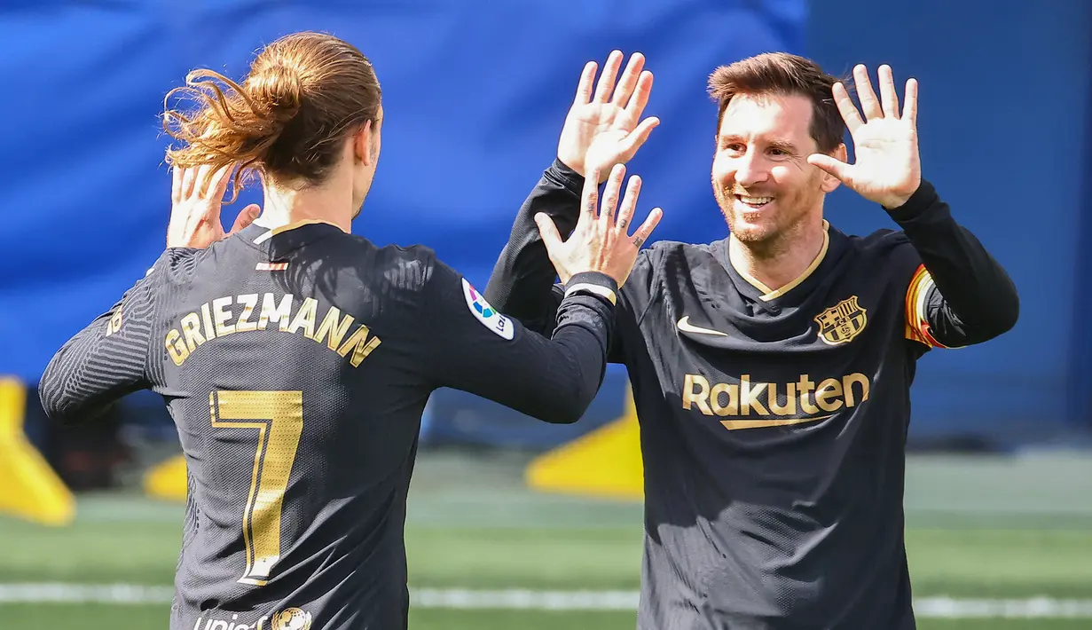 Gelandang Barcelona, Antoine Griezmann (kiri) bersama Lionel Messi merayakan gol pertama yang dicetaknya ke gawang Villarreal dalam laga lanjutan Liga Spanyol 2020/2021 pekan ke-32 di The Ceramica Stadium, Villarreal, Minggu (25/4/2021). Barcelona menang 2-1 atas Villarreal. (AFP/Jose Jordan)