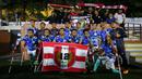 Pemain Timnas Sepak Bola Amputasi Indonesia berfoto bersama para suporter yang datang pada laga uji coba untuk persiapan Piala Dunia Amputasi 2022 melawan Persaj Jakarta di Serenia Hills Mini Soccer, Jakarta Selatan, Senin (08/08/2022). Garuda INAF menang dengan skor 13-0. (Bola.com/Bagaskara Lazuardi)