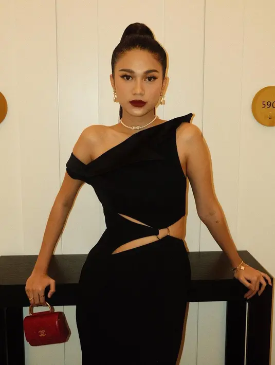 Rambut panjangnya dikuncir gaya high-ponytail yang sleek dan clean. Bagaimana menurutmu, Sahabat FIMELA? [Foto: Instagram/azizahsalsha_]