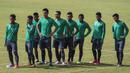 Para pemain Timnas Indonesia U-22 saat latihan di Lapangan SPH Karawaci, Banten, Selasa (8/8/2017). Latihan dilakukan sebagai persiapan jelang SEA Games 2017 Malaysia. (Bola.com/Vitalis Yogi Trisna)