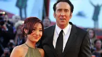 Pisah dari Istri, Nicolas Cage Cium Wanita Tak Dikenal