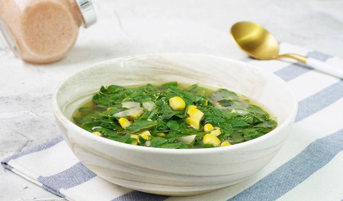 Selain bermanfaat untuk pengobatan, kelor juga dikenal manjur untuk memperlancar ASI pada ibu menyusui. Cara mengolah daun kelor untuk ASI yang paling mudah adalah dengan menyulapnya menjadi masakan.