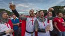 Menggunakan baju tradisional Inggris suporter menyaksikan laga Grup B Piala Eropa 2016 antara Inggris melawan Rusia di fan zone sekitar Menara Eiffel, Prancis, Sabtu (11/6/2016). (AFP/Geoffroy Van Der Hasselt)