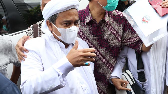 Rizieq Shihab saat tiba di Mapolda Metro Jaya, Jakarta, Sabtu (12/12/2020). Rizieq Shihab akan menjalani pemeriksan sebagai tersangka penghasutan dan kerumunan di tengah pandemi Covid-19. (Liputan6.com/Helmi Fithriansyah)