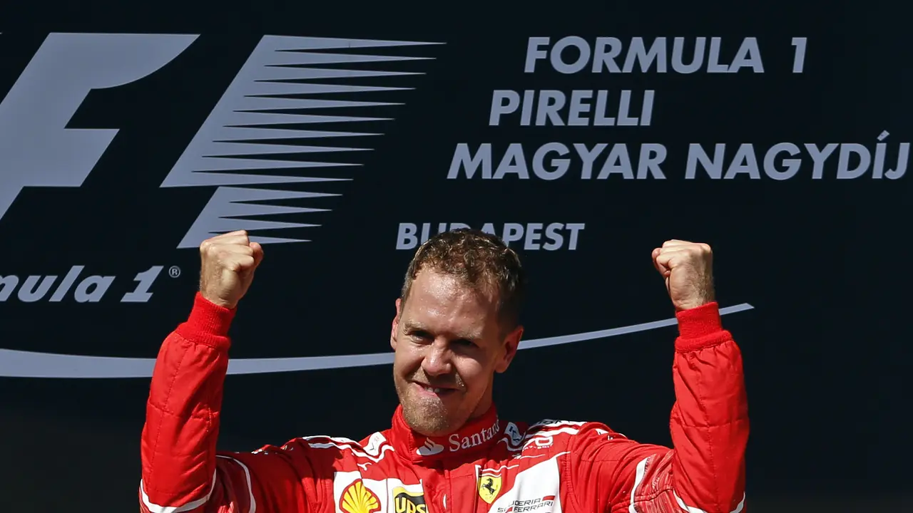 Pembalap Ferrari, Sebastian Vettel, rayakan kemenangan GP Hungaria di Sirkuit Hungaroring, Minggu (30/7/2017). 
