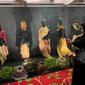 Artefak khas Batak tampak tersusun rapi di depan pintu masuk pameran The Batak Culture Exhibition, di Tiara Convention Hall, Jalan Cut Meutia, Kota Medan (Reza Efendi/Liputan6.com)