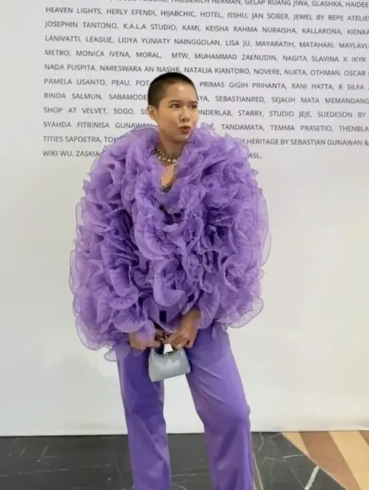 Aksen ruffle pada baju hadirkan tampilan yang begitu maksimal dan grande. Ia memaksimalkan gayanya dengan aksesori. [Foto: Instagram/ Cadburylemonade]