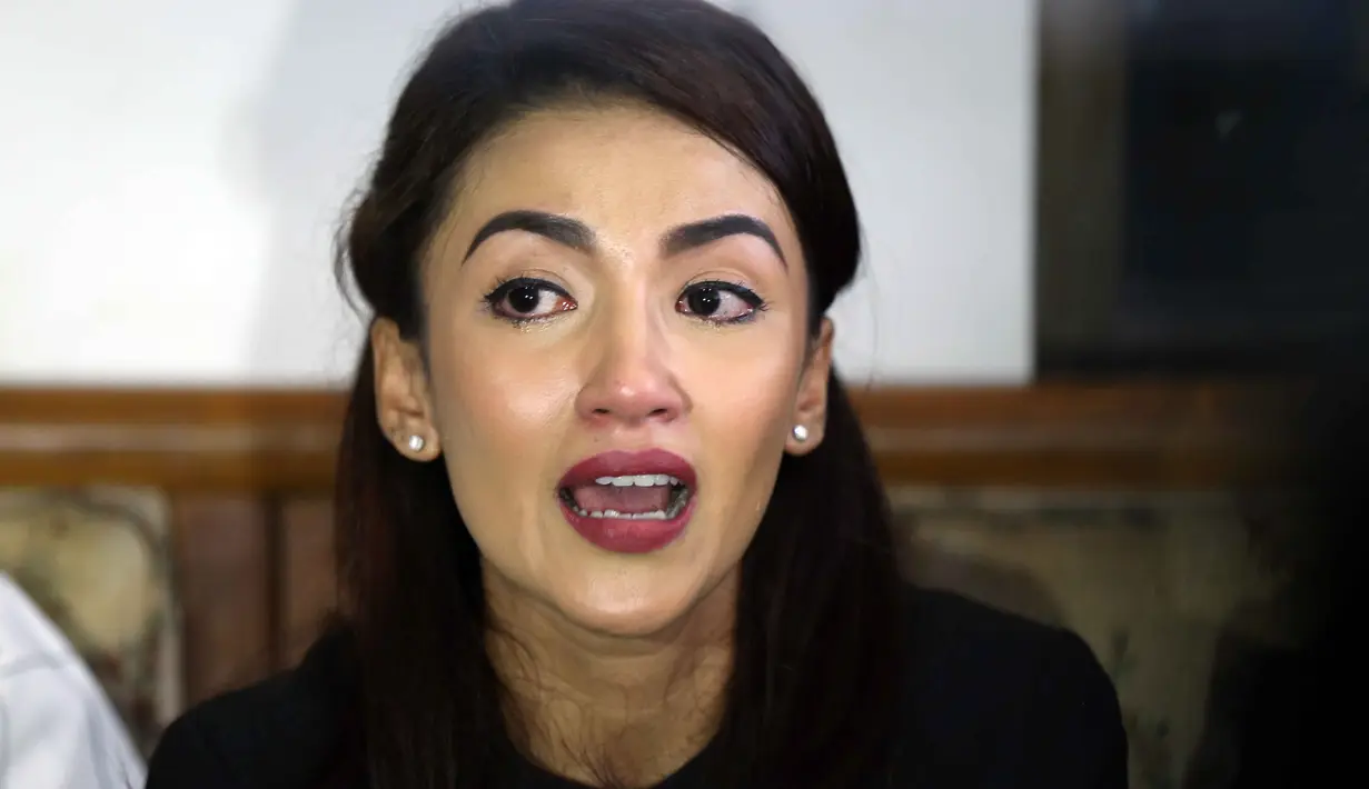 Saat di Pengadilan Agama, Silvia membantah bahwa putrinya melakukan perselingkuhan. Dengan tegas, dan bersumpah, bahwa Tsania tidak pernah ada orang ketiga. Tidak ada orang laki-laki selain Atalarik. (Nurwahyunan/Bintang.com)