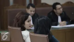 Dessy Ariyati Edwin (kanan) saat menjalani sidang putusan di Pengadilan Tipikor Jakarta, Rabu (7/9). Dessy divonis empat tahun penjara dan denda Rp200 juta subsider dua bulan. (Liputan6.com/Helmi Afandi)