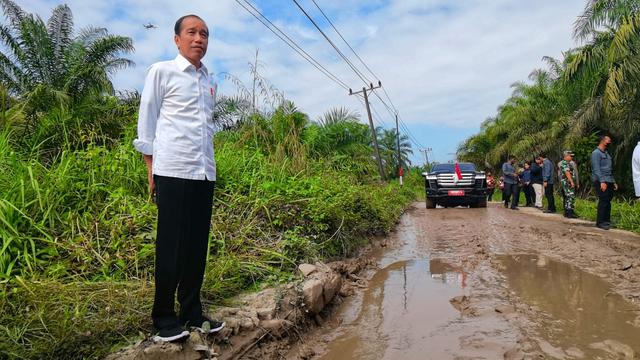 Jokowi Mendadak Cek Jalan Rusak di Labuan Batu Utara yang Sempat Viral