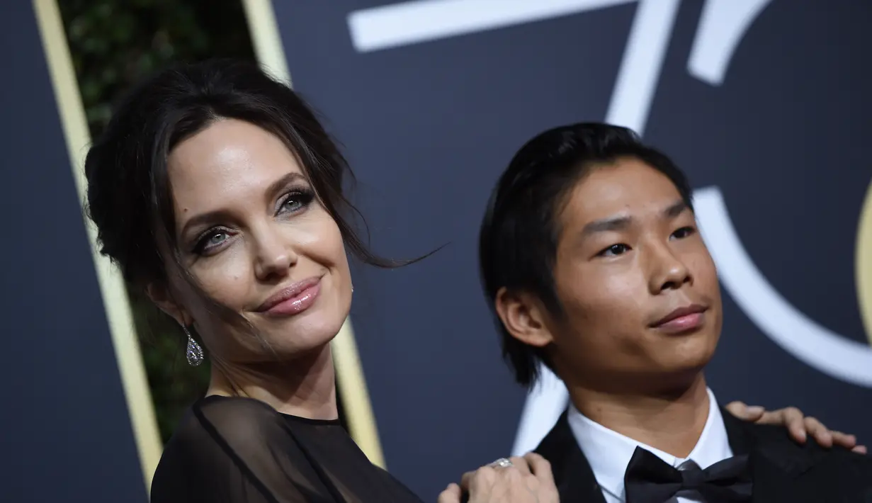Angelina Jolie mengajak sang anak, Pax untuk menjadi temannya saat hadir di Golden Globe 2018. (VALERIE MACON / AFP)