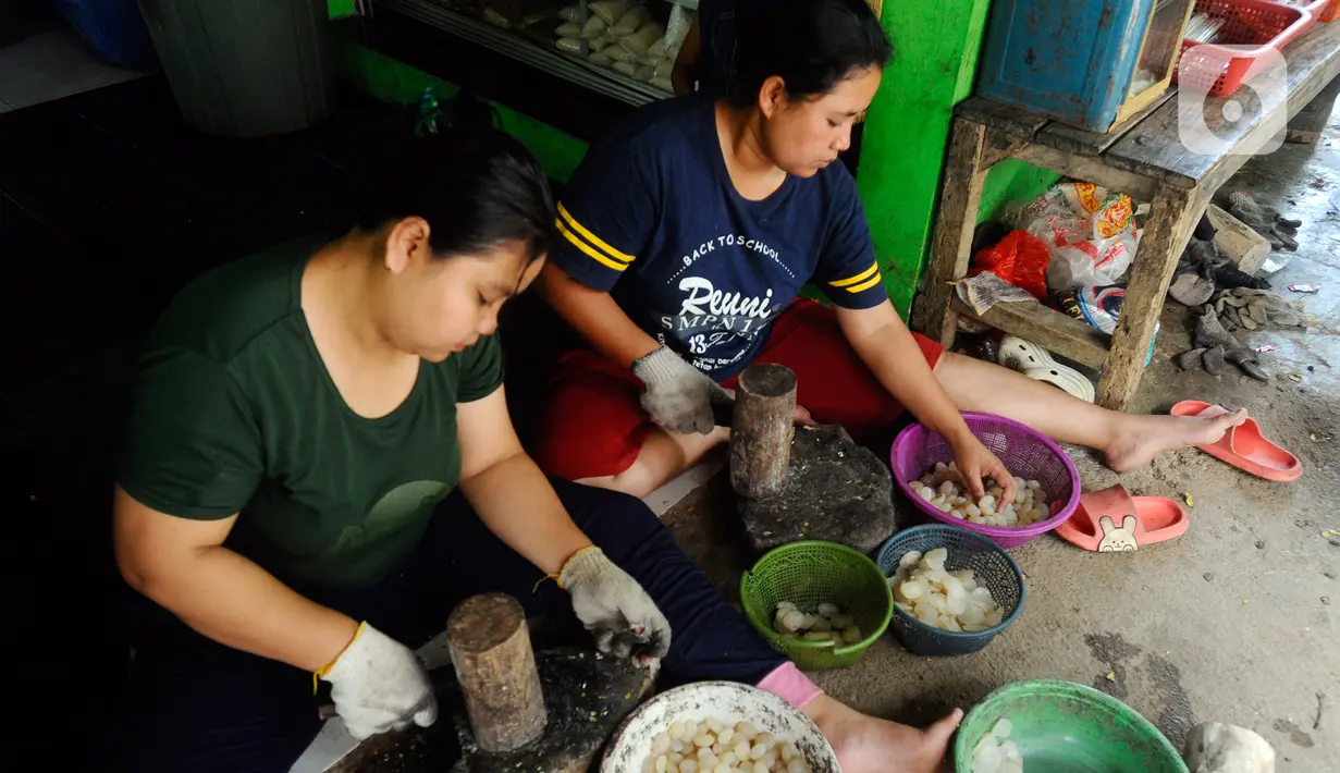 Buah kenyal berbentuk lonjong dan berwarna putih transparan ini banyak dicari saat Ramadan karena mempunyai rasa yang menyegarkan. (merdeka.com/Arie Basuki)