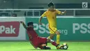 Bek Timnas Indonesia U-19, Asnawi Mangkualam (kiri) berusaha menahan pemain China U-19, Junwei Yu pada laga PSSI 88th U-19 International Tournament di Stadion Pakansari, Cibinong, Selasa (25/9). Indonesia kalah 0-3. (Liputan6.com/Helmi Fithriansyah)