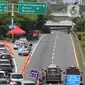 Petugas memasang barikade di Tol Dalam Kota yang mengarah ke Tol Cikampek di Jakarta, Jumat (6/5/2022). Polda Metro Jaya memberlakukan penutupan akses menuju Tol Jakarta-Cikampek dari arah Tol Dalam Kota dan Tol Priok guna mengantisipasi terjadinya kepadatan lalu lintas pada arus balik Lebaran 2022. (Liputan6.com/Herman Zakharia)