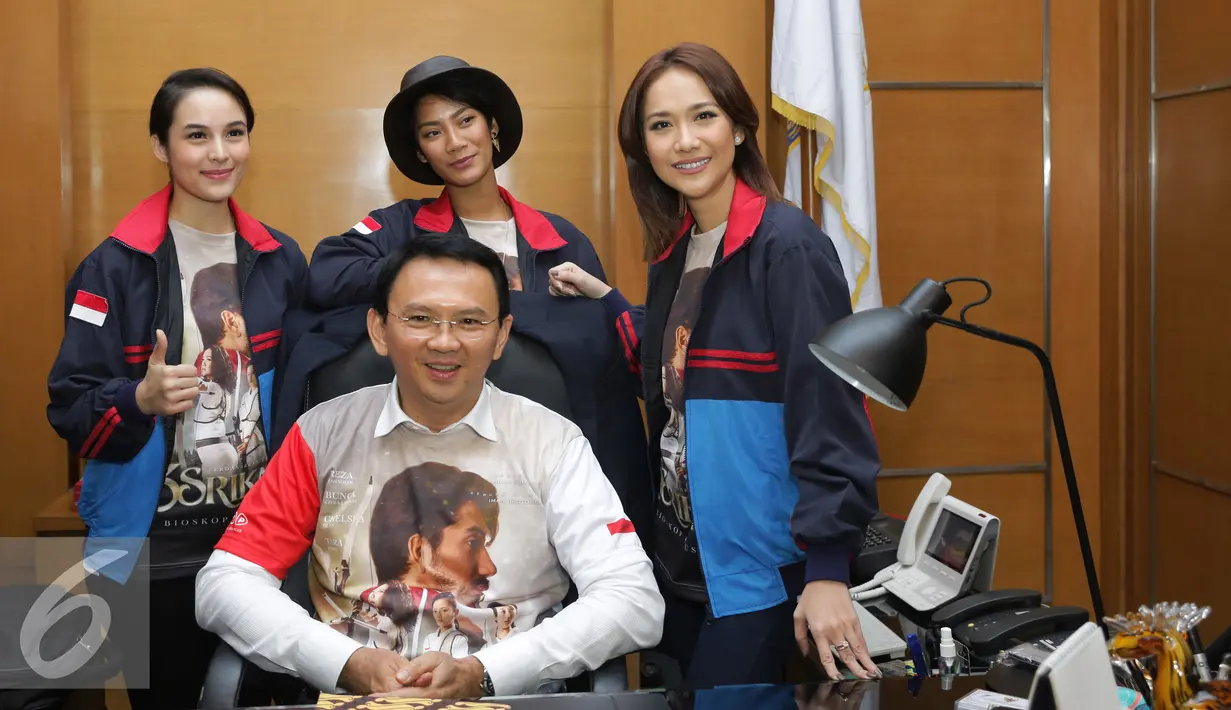 Gubernur DKI Jakarta Basuki Tjahaja Purnama berpose dengan pemain film 3 Srikandi di Balai Kota, Jakarta, Selasa (19/7). Film 3 Srikandi melakukan promo ke kantor Gubernur DKI Jakarta untuk menonton bareng bersama. (Liputan6.com/Herman Zakharia)