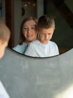 Menggabungkan afirmasi di depan cermin dengan rutinitas pagi seperti memilih pakaian dapat memperkuat hubungan seseorang dengan dirinya sendiri, termasuk pada anak yang sedang belajar bangkit dari kegagalan. (foto/dok: freepik)