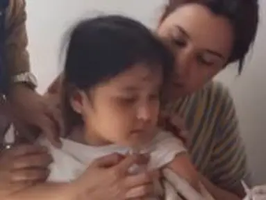 Putri Andi Soraya, Kylie sempat ketakutan melihat jarum suntik yang akan ditusukkan ke lengannya. Ia pun sempat merengek tak mau melakukannya. (Foto: Instagram/@andisorayabeatrix)