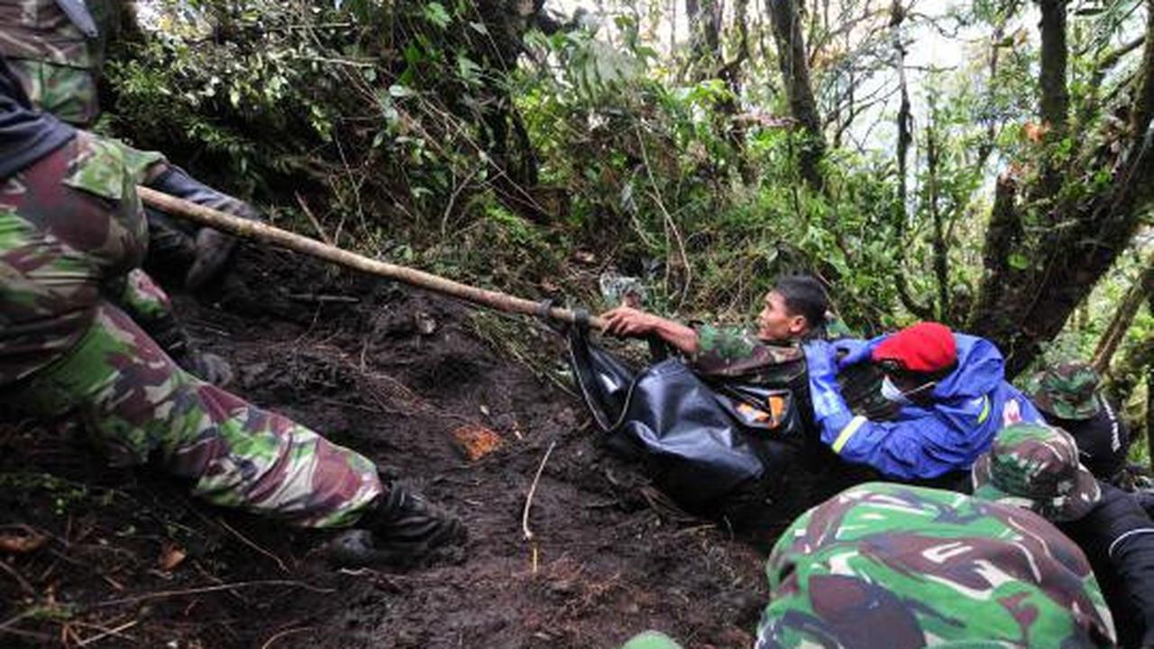 Tim gabungan evakuasi TNI mengangkat jenazah korban kecelakaan pesawat 