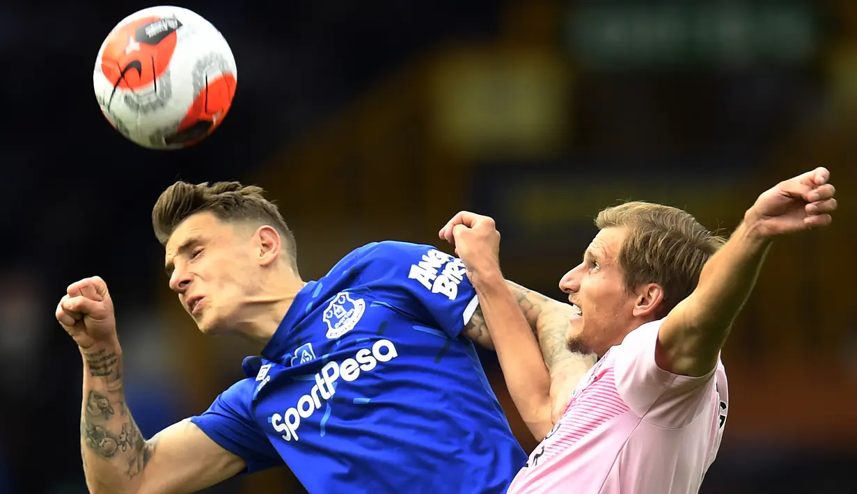 Gelandang Leicester City, Marc Albrighton, berebut bola dengan bek Everton, Lucas Digne, pada laga Premier League pekan ke-32 di Goodison Park, Kamis (2/7/2020) dini hari WIB. Leicester City kalah 1-2 atas Everton. (AFP/Peter Powell/pool)