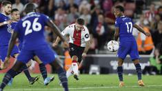 Adam Armstrong menjadi mimpi buruk bagi Chelsea saat bersua Southampton pada pekan kelima Premier League 2022/2023, Rabu (31/8/2022). (AP/Ian Walton)