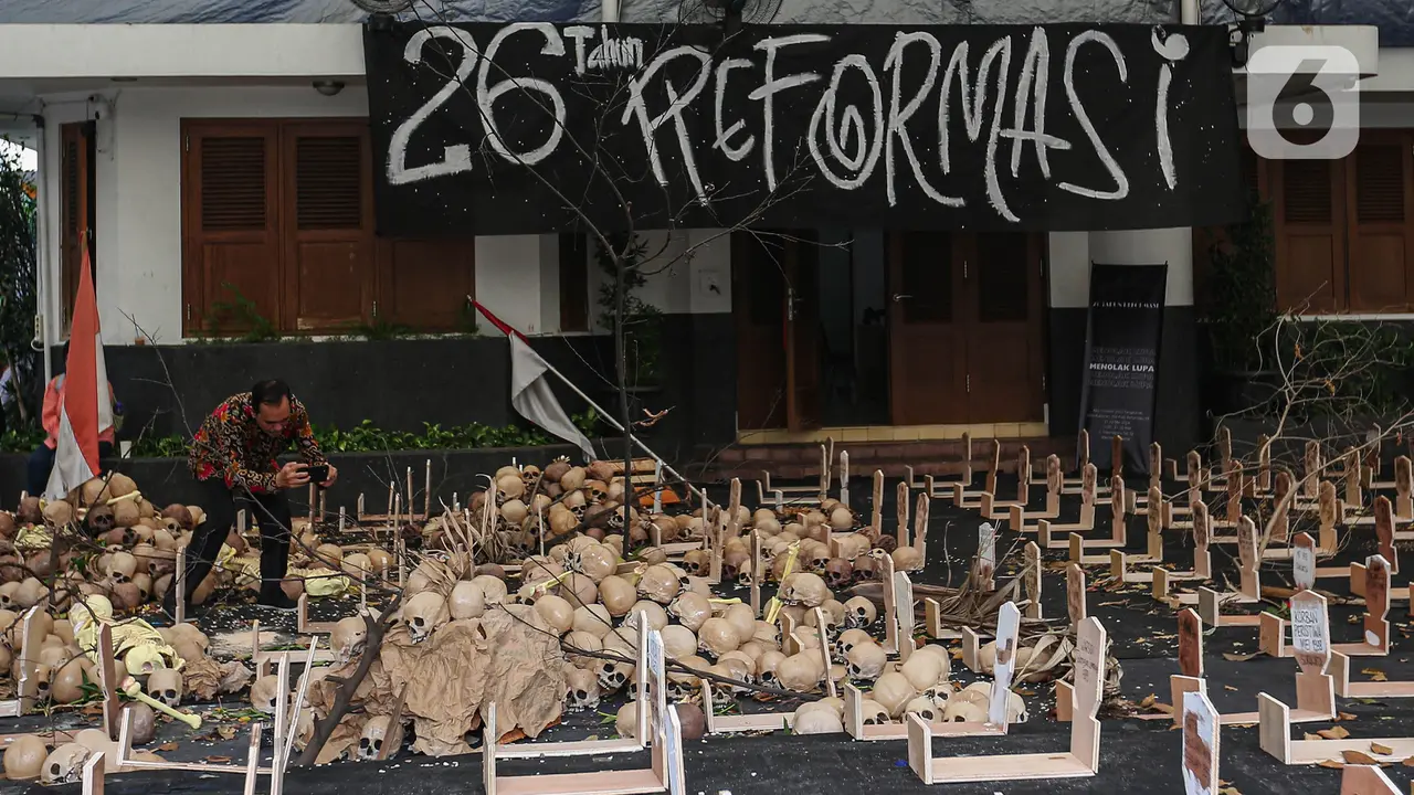 Aksi ribuan tengkorak dan nisan korban, simbol mengenang 26 tahun reformasi