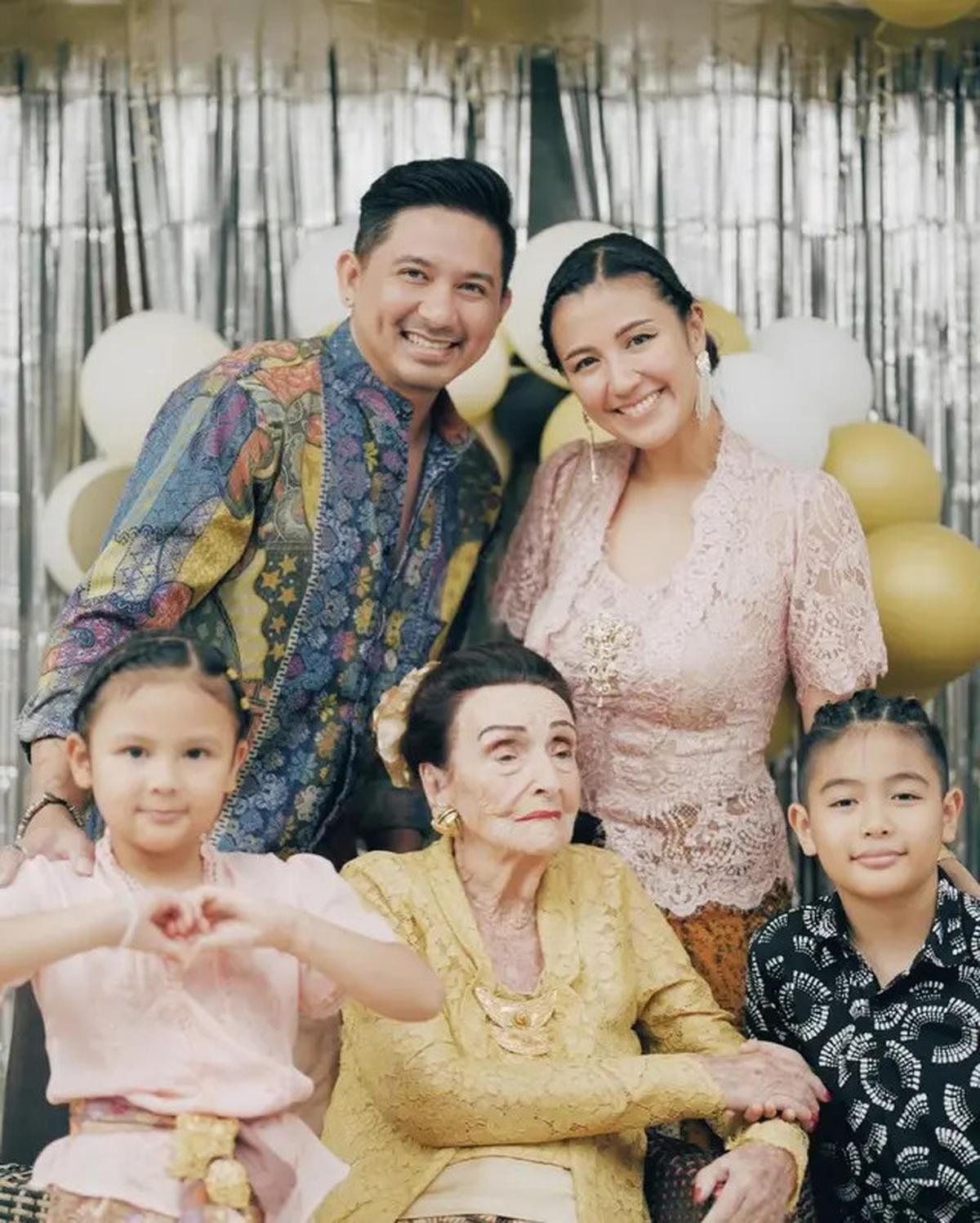 6 Potret Kenangan Sharena Delon dan Nenek Tercinta, Meninggal di Usia 101 Tahun