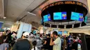Ratusan suporter memadati FIFA Store di MetLife Stadium, East Rutherford, New Jersey, Amerika Serikat, untuk berburu merchandise resmi Piala Dunia 2026 menjelang laga fase grup Prancis melawan Senegal. Toko resmi FIFA itu menawarkan beragam produk, mulai dari jersey, bola, hingga aksesori yang menjadi incaran para penggemar. (KLY Sports/Hery Kurniawan)