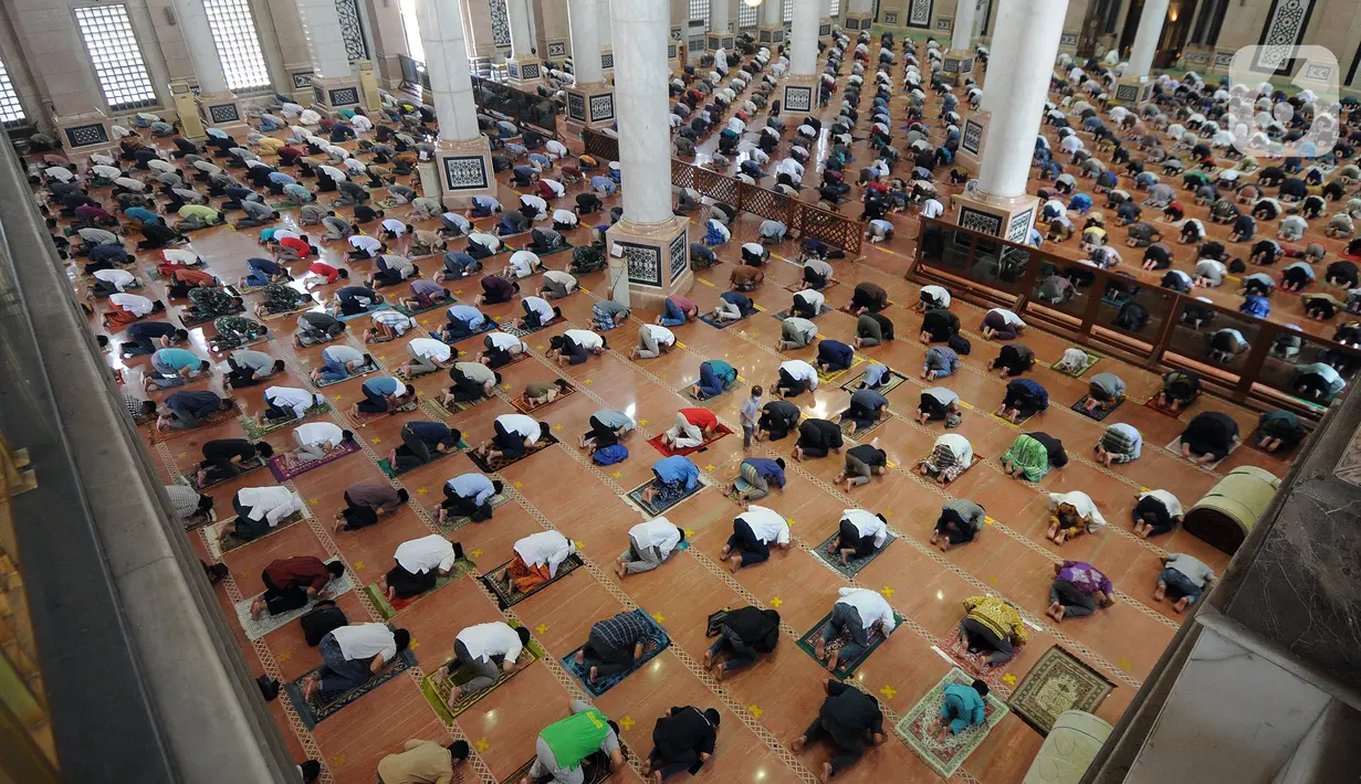Umat muslim melaksanakan sholat Jumat pada minggu pertama bulan Ramadhan di Masjid Kubah Emas, Depok, Jawa Barat, Jumat (16/4/2021). Pelaksanaan sholat Jumat masih dilakukan secara terbatas dengan menerapkan protokol kesehatan untuk mencegah penyebaran COVID-19. (merdeka.com/Arie Basuki)