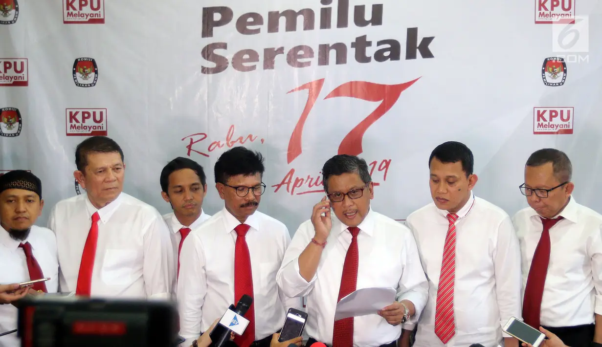 Sembilan sekjen parpol Koalisi Indonesia Kerja melengkapi sejumlah berkas, termasuk struktur tim kampanye nasional (TKN) untuk pasangan bakal capres dan cawapres, Jokowi-Ma'ruf Amin ke KPU. (liputan6.com/Johan Tallo)