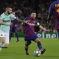 Pemain Inter Milan Marcelo Brozovic mencoba menghentikan striker Barcelona Lionel Messi pada matchday kedua Grup F Liga Champions di Camp Nou, Kamis (3/10/2019) dini hari WIB. Barcelona menang 2-1. (foto AP / Emilio Morenatti)