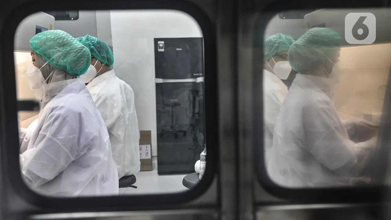 Pemeriksaan Sampel Tes PCR Covid-19 di Labkesda DKI Jakarta
