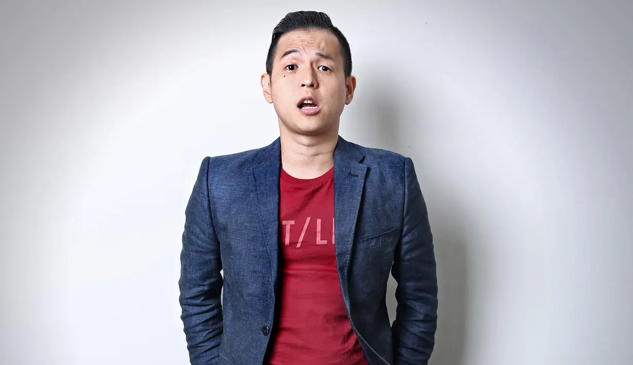 Menjadi sutradara, Ernest Prakasa banyak belajar dari buku serta banyak bertanya dengan teman yang berpengalaman. Monty Tiwa, Anggy Umbara, serta Raditya Dika menjadi pembelajaran Ernest untuk menambah pengalaman. (Febio Hernanto/Bintang.com)