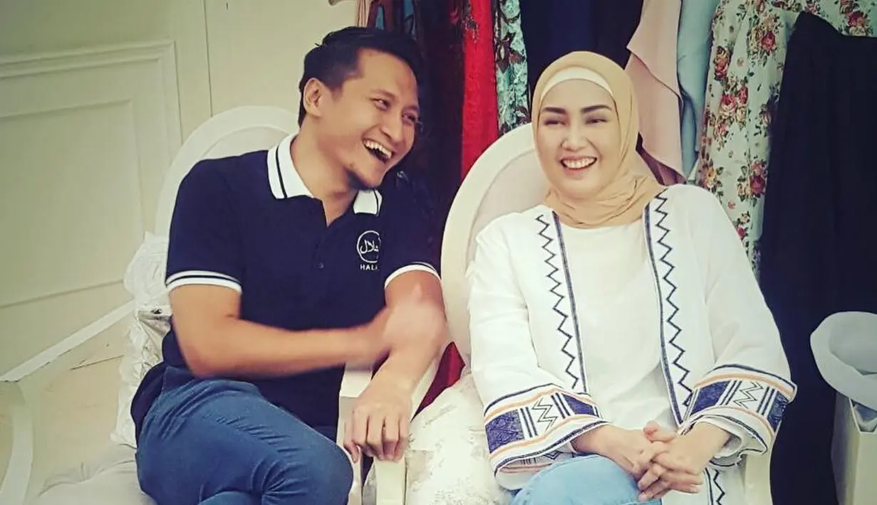 Urusan memadukan warna dan gaya busana yang dikenakan, Fenita sangat piawai meski ia terbilang baru dalam mengenakan hijab. (Instagram/fenitarie)