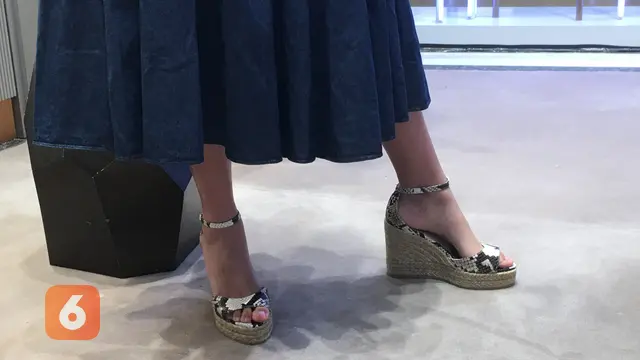 Koleksi Stuart Weitzman Spring Summer 2022, Sandal Kasual hingga Sneakers Berhiaskan Kristal