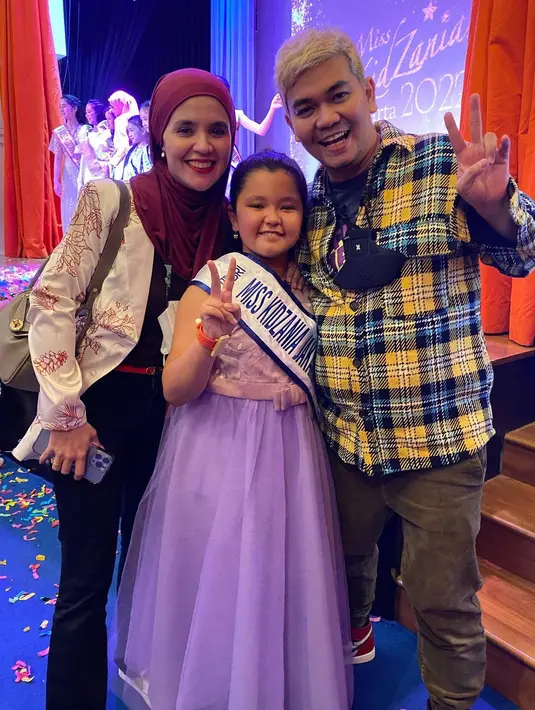 Hadiri acara buah hati, Aldila tampil stylish dengan padu padan outer warna putih dengan celana panjang hitam dan tas Hermes Lindy yang ditaksir sekitar ratusan juta.