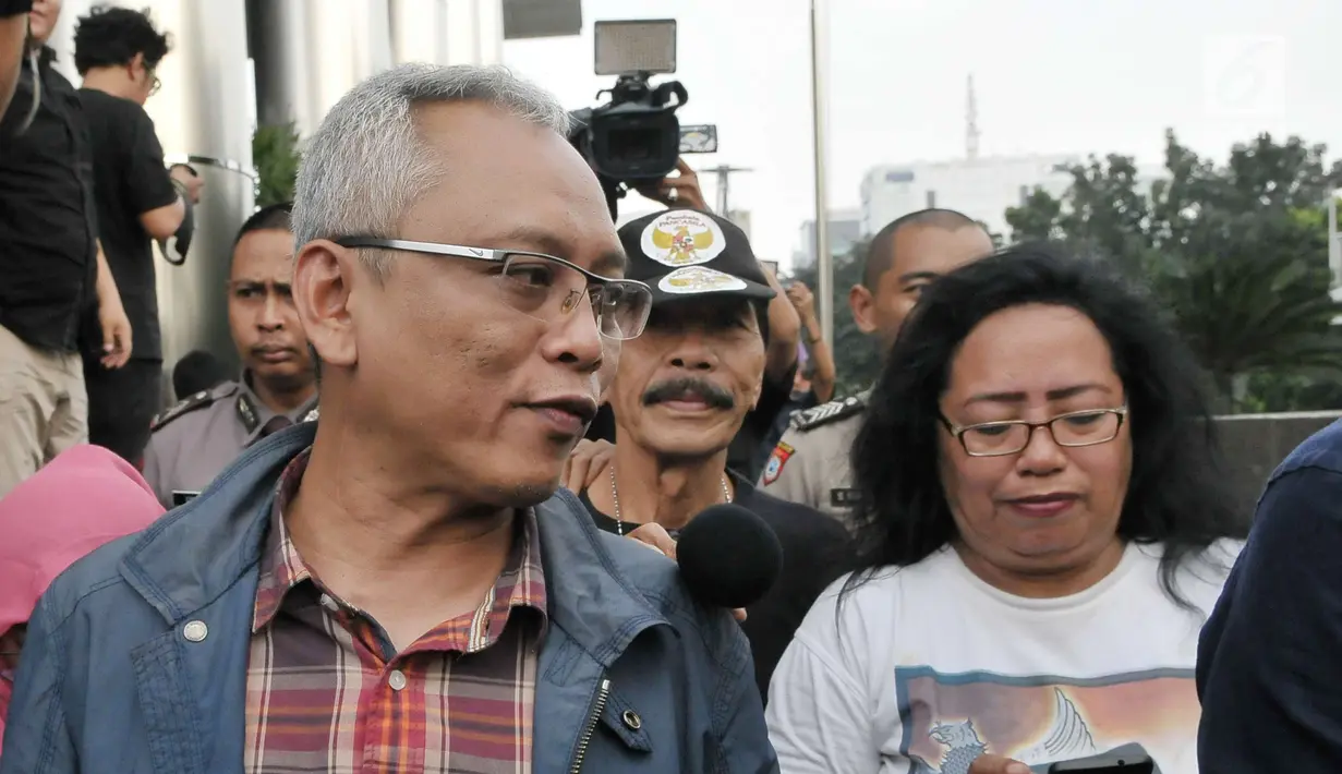 Anggota Komisi II DPR Arif Wibowo menjawab pertanyaan wartawan usai menjalani pemeriksaan di gedung KPK, Jakarta, Rabu (5/7). Arif Wibowo diperiksa sebagai saksi dalam kasus dugaan korupsi proyek pengadaan e-KTP. (Liputan6.com/Helmi Afandi)