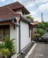Model talang air atap rumah berupa talang air half-round. [AI Generated]