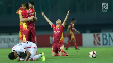 Pemain Bhayangkara FC merayakan kemenangan atas Bali United pada lanjutan Liga 1 Indonesia di Stadion Patriot Candrabhaga, Bekasi, Jumat (29/9). Bhayangkara FC unggul 3-2 atas Bali United. (Liputan6.com/Helmi Fithriansyah)