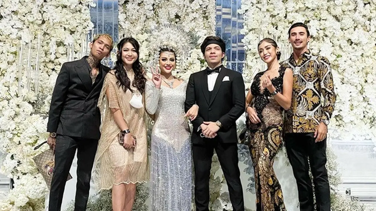 6 Potret Kebersamaan Jessica Iskandar dan Vincent Verhaag, Datang ke Nikahan Atta-Aurel