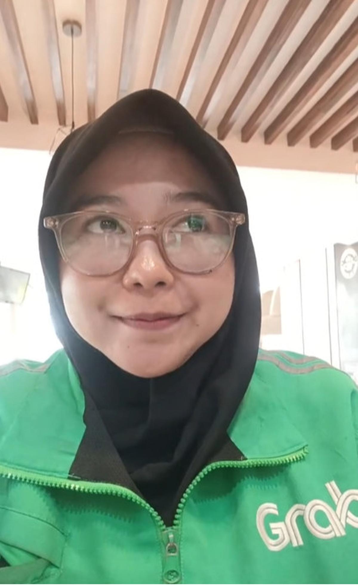Pilih Kerja di Sela Tiga Jam Istirahat, Momen Wanita yang Kuliah Sambil Ojol Ini Tuai Simpati Warganet