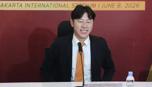 Shin Tae-yong resmi diperkenalkan sebagai pelatih Persija Jakarta di Jakarta International Stadium, Senin (8/6/2026) siang WIB. (Bola.com/Muhammad Iqbal Ichsan)