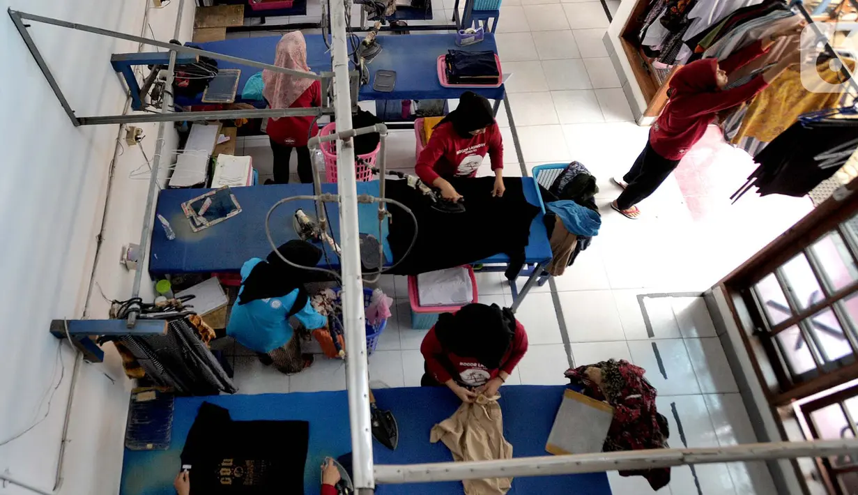 Aktivitas pekerja di Bogor Laundry, Sukasari, Bogor, Jawa Barat, Minggu (6/10/2019). Jasa laundry yang memiliki kapasitas produksi 800 Kg pakaian per hari tersebut memanfaatkan energi gas bumi Perusahaan Gas Negara (PGN) untuk kegiatan operasionalnya. (merdeka.com/Arie Basuki)