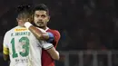 Striker Persija Jakarta, Bambang Pamungkas, memeluk bek Persebaya Surabaya, Rachmat Irianto, pada laga Liga 1 di SUGBK, Jakarta, Selasa (17/12). Persija kalah 1-2 dari Persebaya. (Bola.com/Vitalis Yogi Trisna)