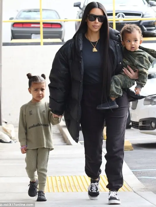 "Miliki anak mengubah jiwaku!!" tulis Kim dalam memperingati Hari Ibu.(Pinterest)